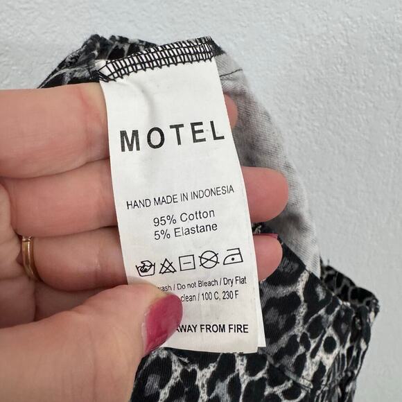 Motel Zoven High Waist Animal Print Flared Leg Trouser Pant Rar Leopard Grey XXS - Picture 16 of 16